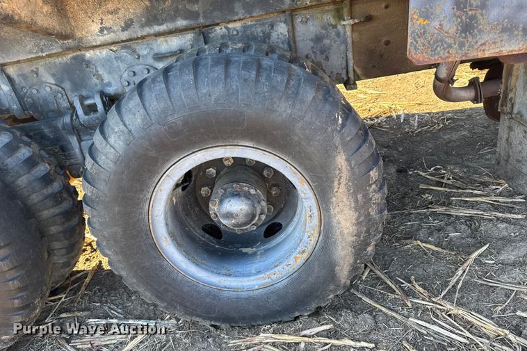 image for item FB0572 1953 IHC M62 tow truck