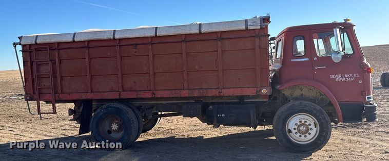 image for item FB0574 1981 International 1850 grain truck