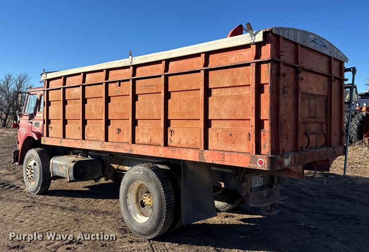 image for item FB0574 1981 International 1850 grain truck