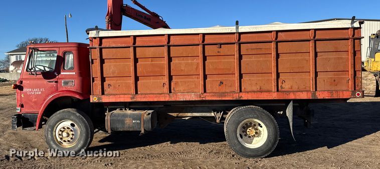 image for item FB0574 1981 International 1850 grain truck