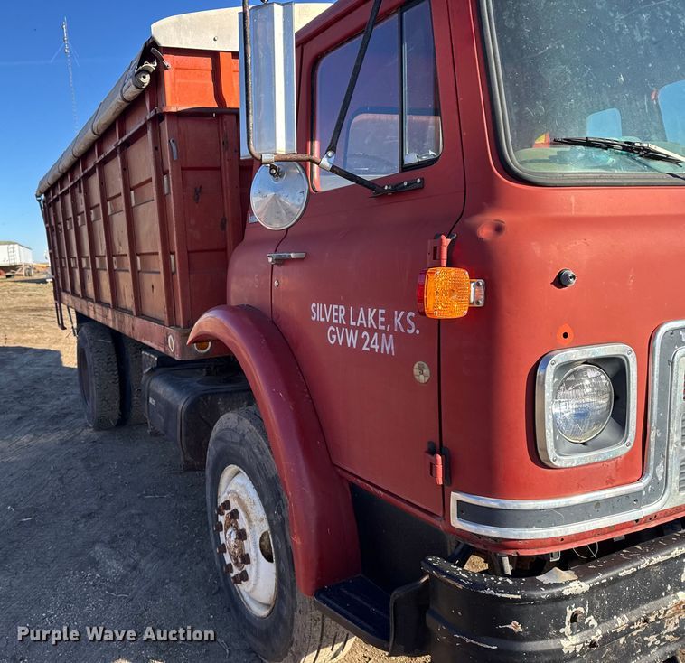 image for item FB0574 1981 International 1850 grain truck