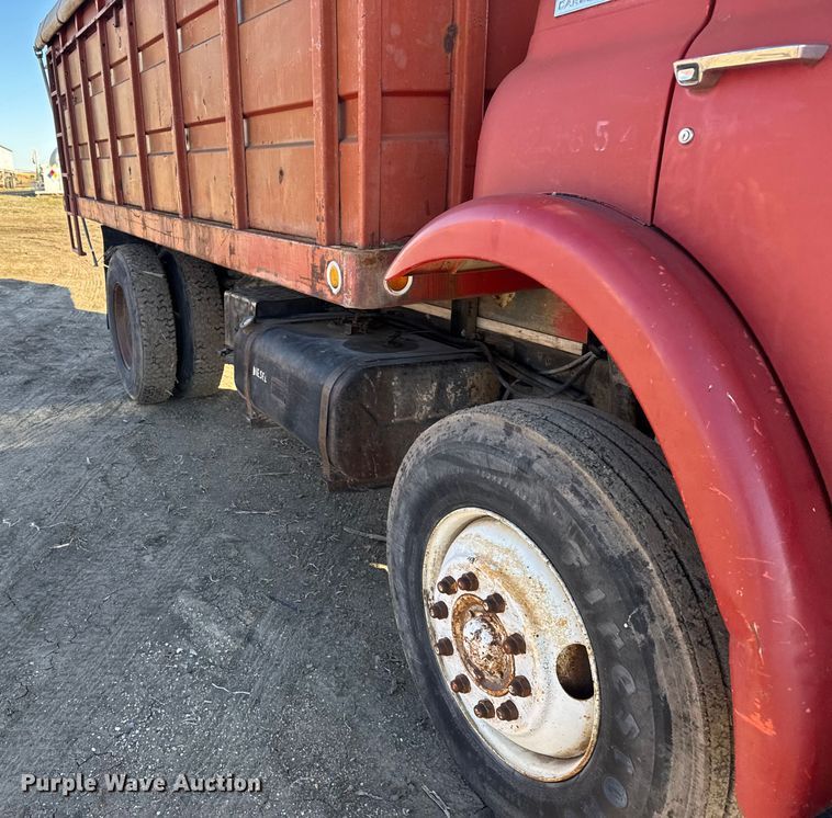 image for item FB0574 1981 International 1850 grain truck