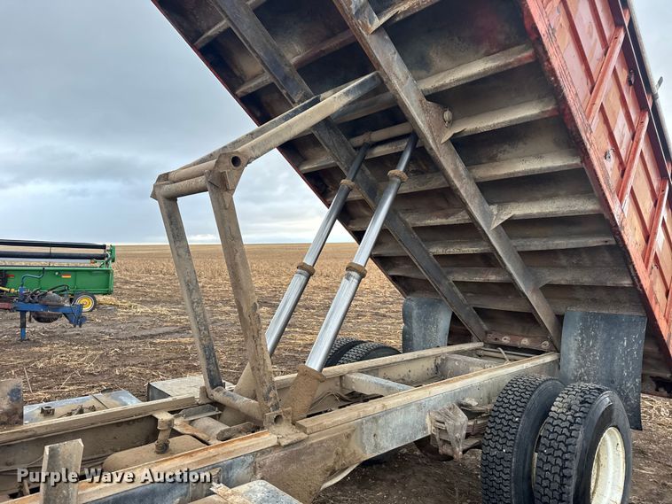 image for item FB0574 1981 International 1850 grain truck