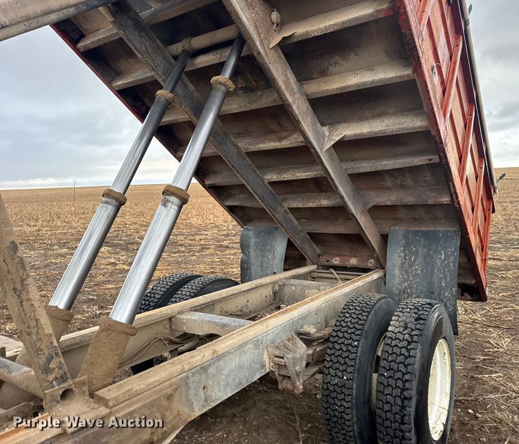 image for item FB0574 1981 International 1850 grain truck