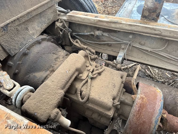 image for item FB0574 1981 International 1850 grain truck