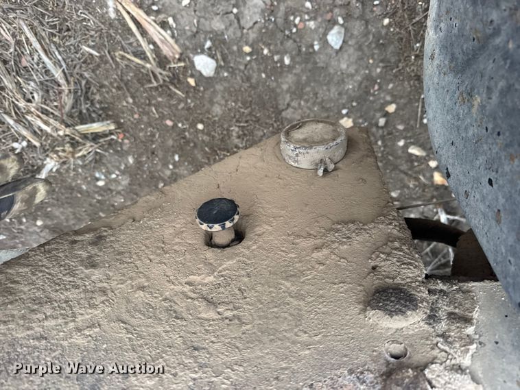 image for item FB0574 1981 International 1850 grain truck