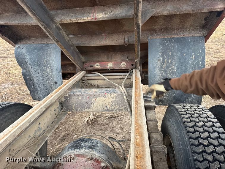 image for item FB0574 1981 International 1850 grain truck