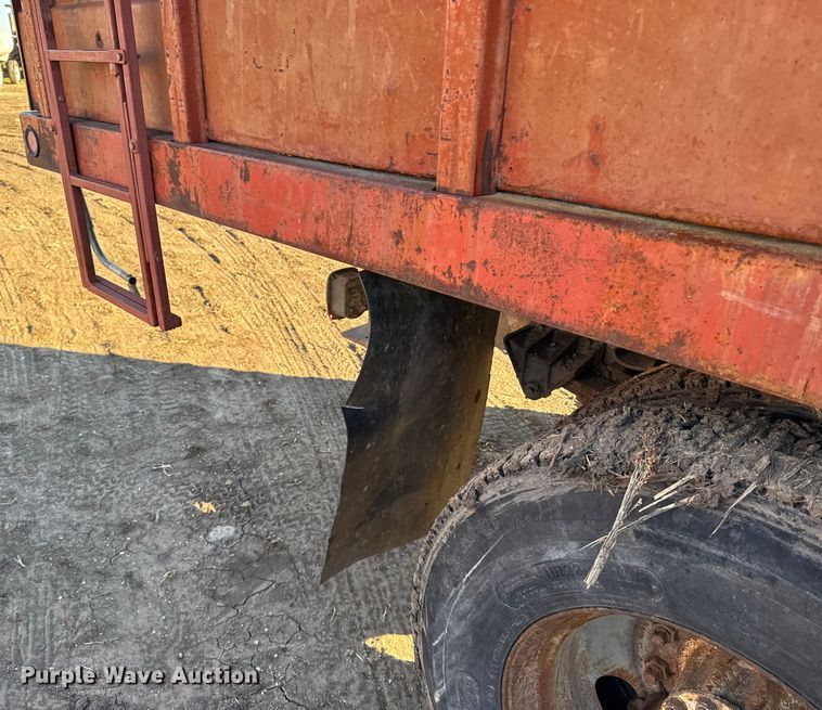 image for item FB0574 1981 International 1850 grain truck