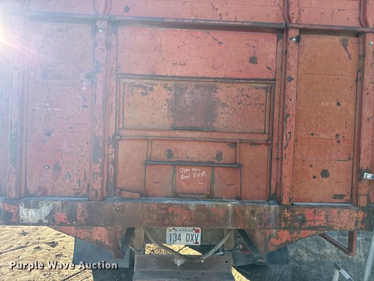 image for item FB0574 1981 International 1850 grain truck