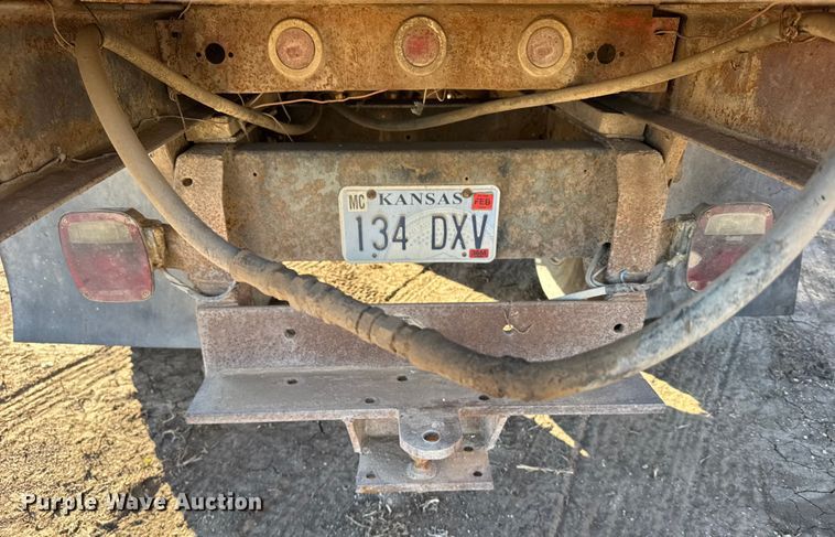 image for item FB0574 1981 International 1850 grain truck