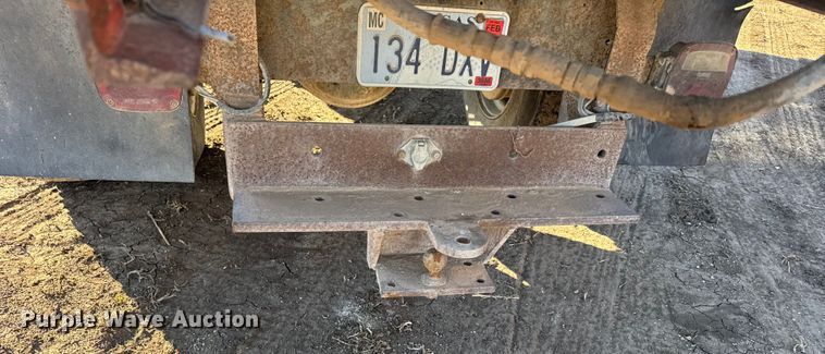 image for item FB0574 1981 International 1850 grain truck