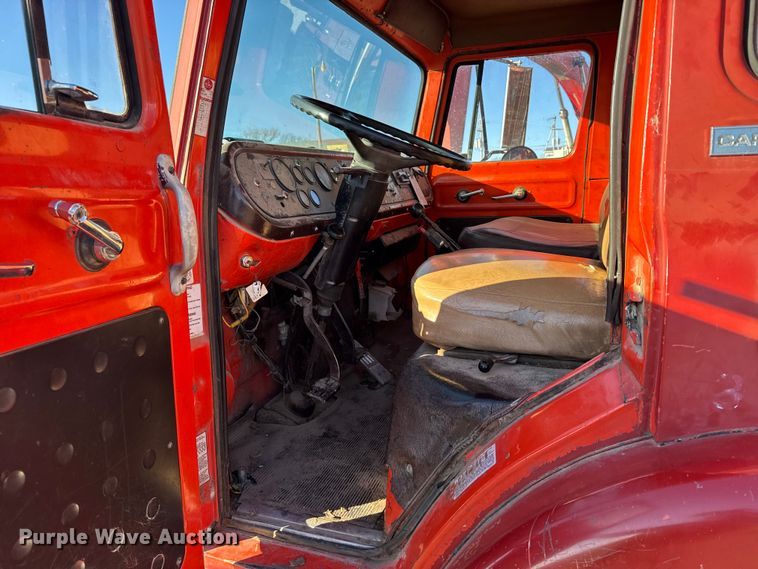 image for item FB0574 1981 International 1850 grain truck