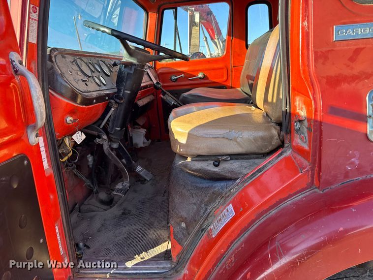 image for item FB0574 1981 International 1850 grain truck