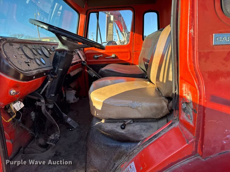 image for item FB0574 1981 International 1850 grain truck