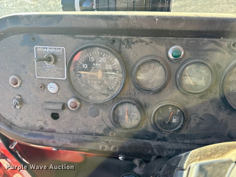 image for item FB0574 1981 International 1850 grain truck