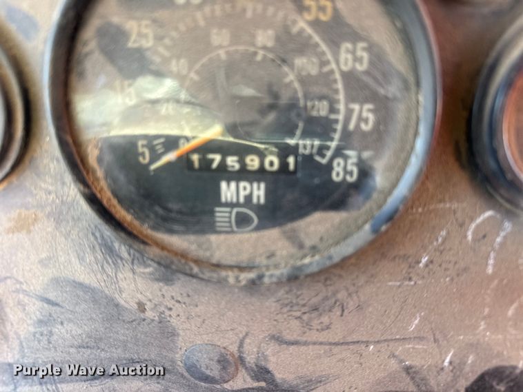 image for item FB0574 1981 International 1850 grain truck