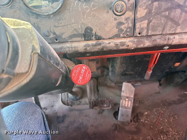 image for item FB0574 1981 International 1850 grain truck