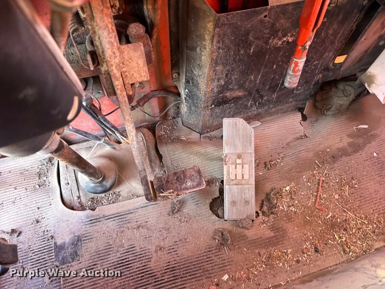 image for item FB0574 1981 International 1850 grain truck