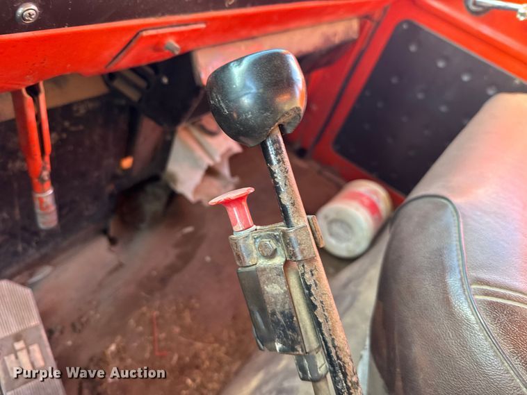 image for item FB0574 1981 International 1850 grain truck