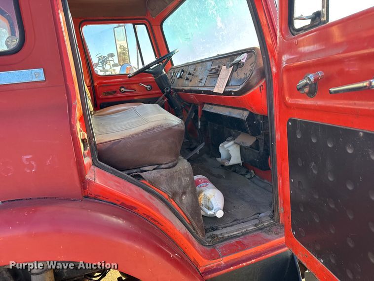 image for item FB0574 1981 International 1850 grain truck