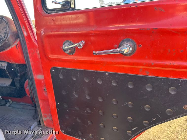 image for item FB0574 1981 International 1850 grain truck