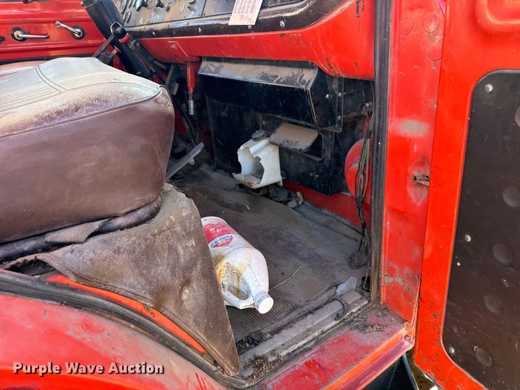 image for item FB0574 1981 International 1850 grain truck