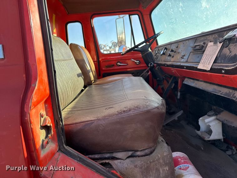 image for item FB0574 1981 International 1850 grain truck