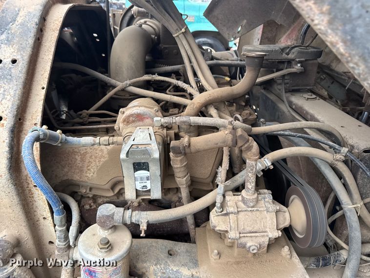 image for item FB0574 1981 International 1850 grain truck