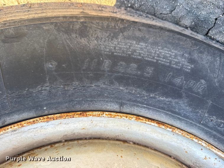 image for item FB0574 1981 International 1850 grain truck