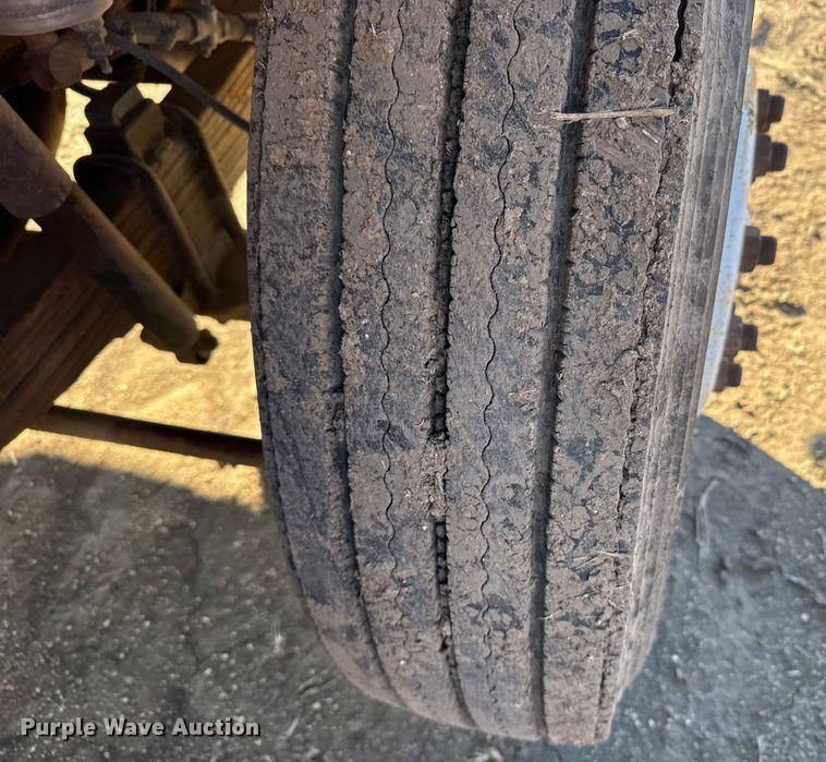 image for item FB0574 1981 International 1850 grain truck