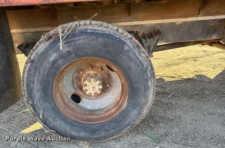 image for item FB0574 1981 International 1850 grain truck