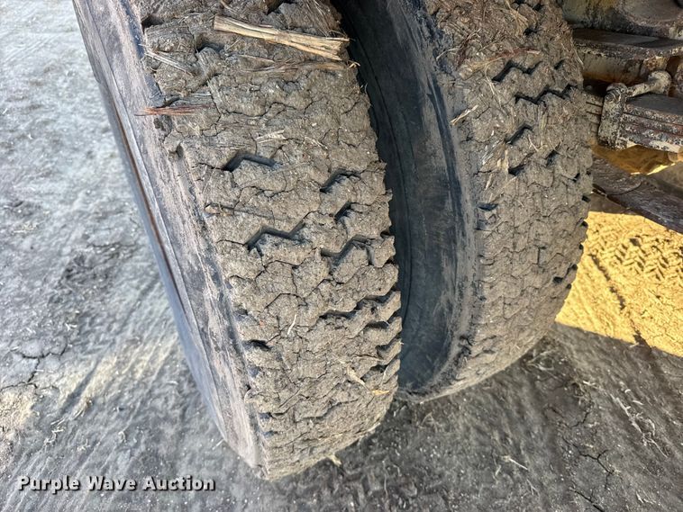 image for item FB0574 1981 International 1850 grain truck