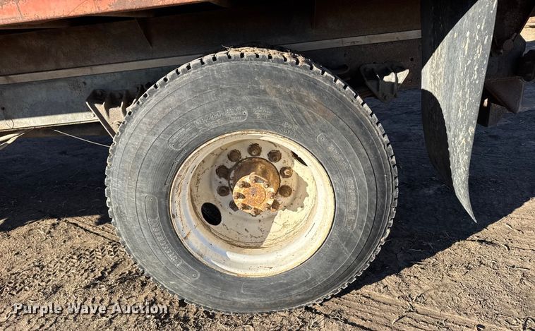 image for item FB0574 1981 International 1850 grain truck