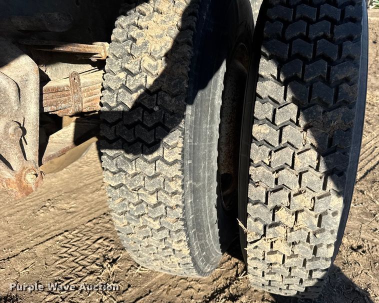 image for item FB0574 1981 International 1850 grain truck