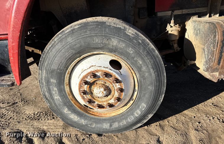 image for item FB0574 1981 International 1850 grain truck