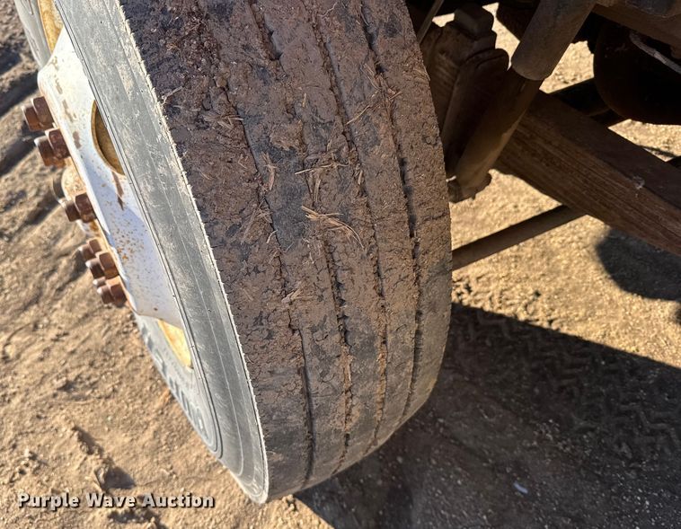 image for item FB0574 1981 International 1850 grain truck