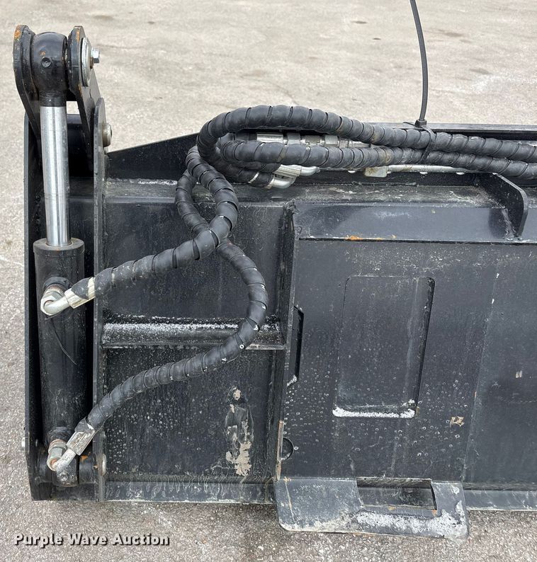 image for item FG2610 2025 Giyi KH72 skid steer four-in-one bucket