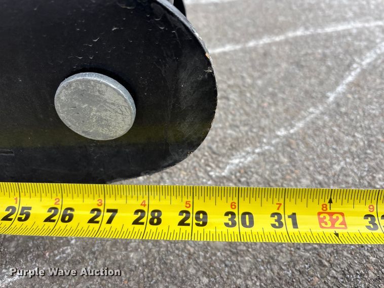 image for item FG2611 2025 Giyi CLG72 skid steer grapple bucket