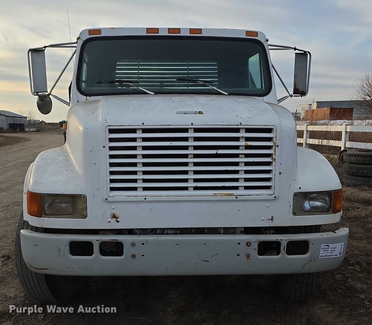 image for item FI0738 1994 International 4900 flatbed truck