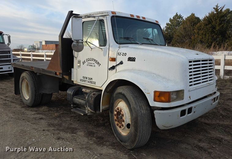 image for item FI0738 1994 International 4900 flatbed truck