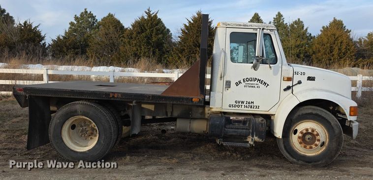 image for item FI0738 1994 International 4900 flatbed truck