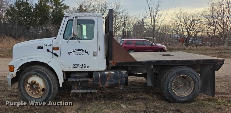 image for item FI0738 1994 International 4900 flatbed truck