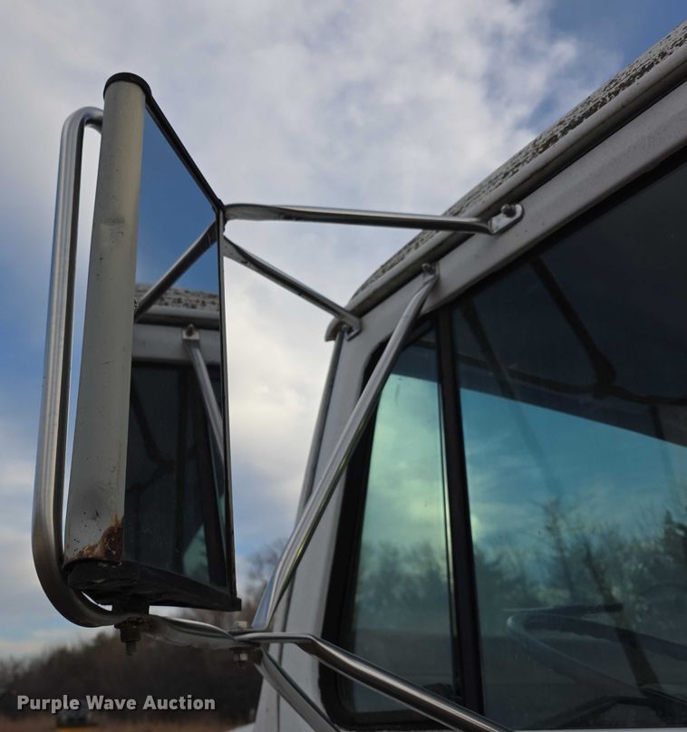 image for item FI0738 1994 International 4900 flatbed truck