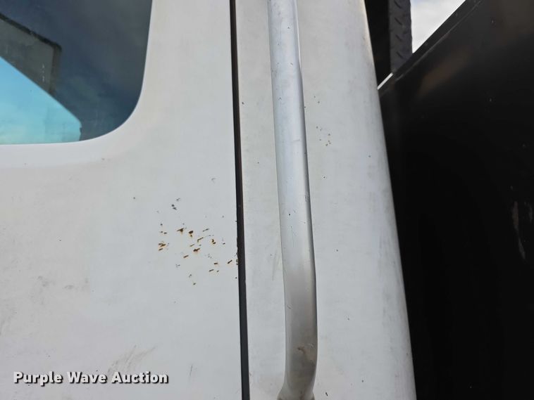 image for item FI0738 1994 International 4900 flatbed truck