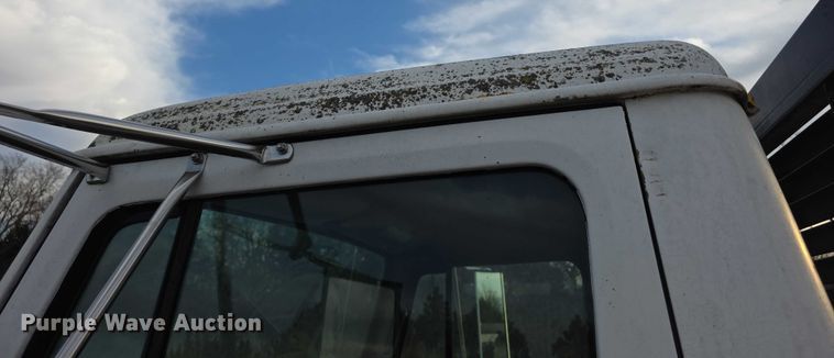 image for item FI0738 1994 International 4900 flatbed truck