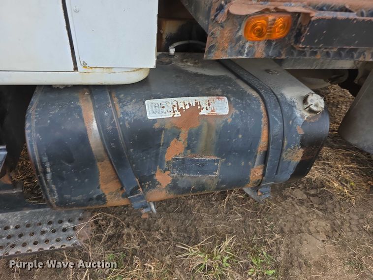 image for item FI0738 1994 International 4900 flatbed truck