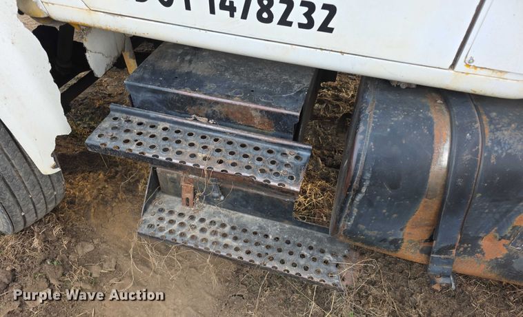 image for item FI0738 1994 International 4900 flatbed truck