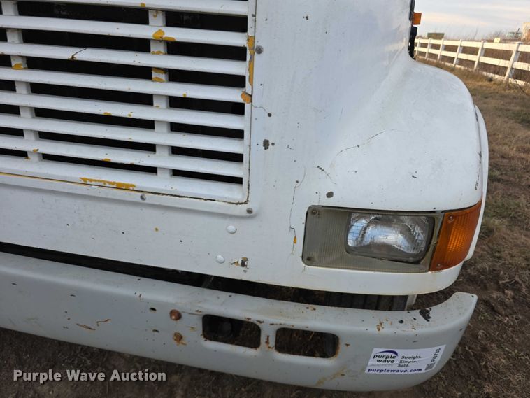 image for item FI0738 1994 International 4900 flatbed truck