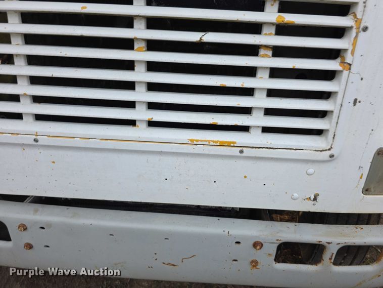 image for item FI0738 1994 International 4900 flatbed truck