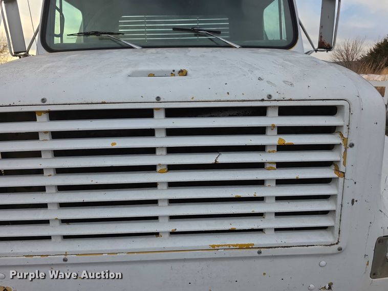 image for item FI0738 1994 International 4900 flatbed truck